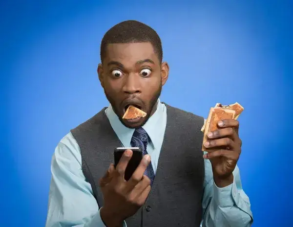 depositphotos_55679691-stock-photo-surprised-man-using-smartphone-eating.jpg